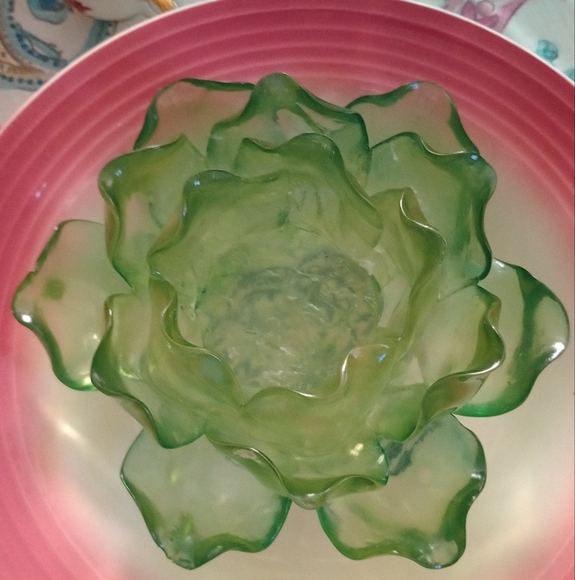 Green Resin Lotus Flower Candle Holder - Picture 1 of 2